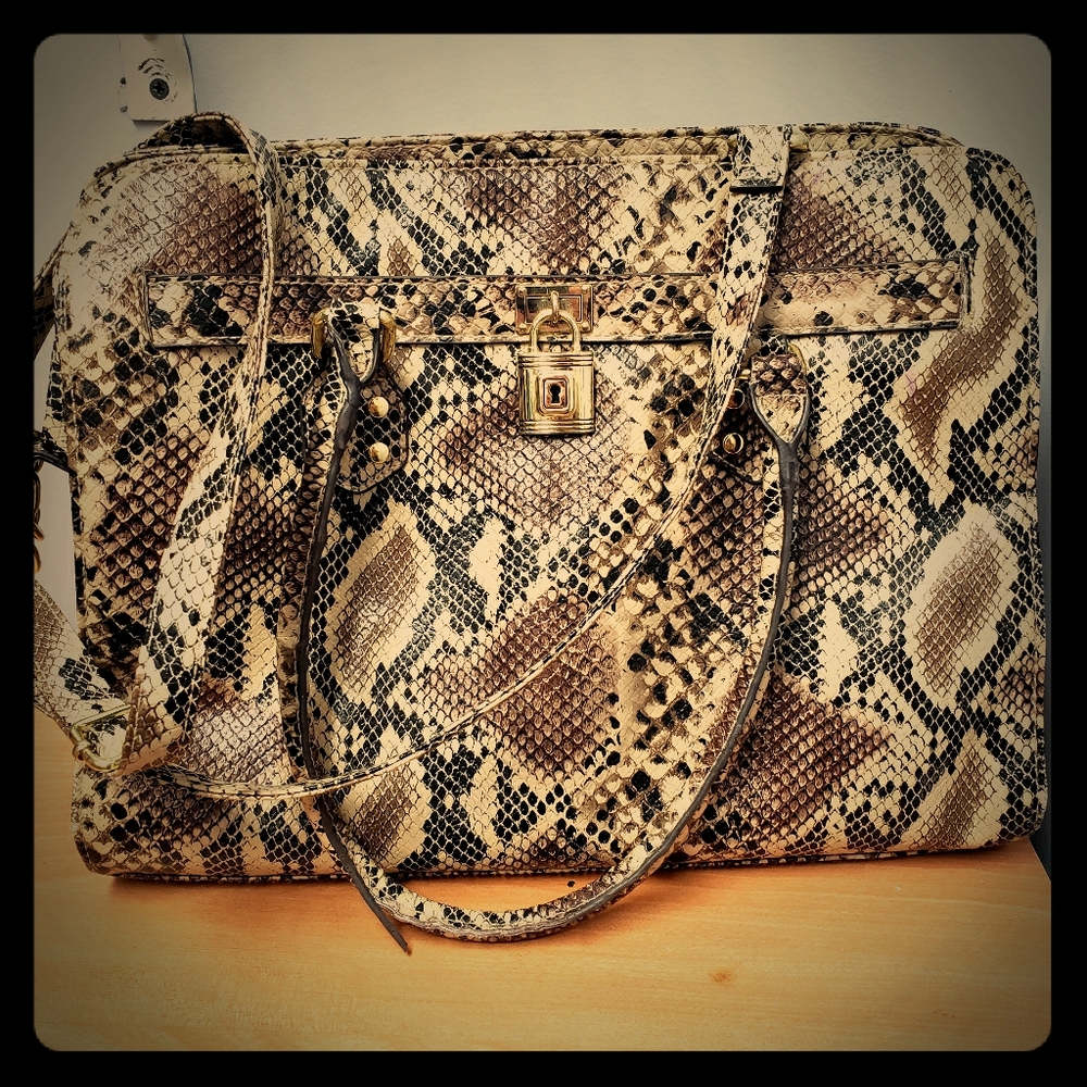 A beautiful tote  Accepting all offers